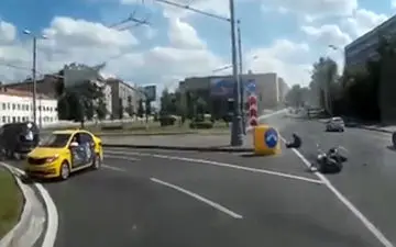 تصادف وحشتناک به دلیل تغییر مسیر ناگهانی راننده تاکسی + فیلم 