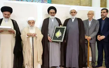  آیت الله جنتی نشان گرفت