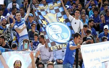 حاشیه بازی استقلال و نفت مسجدسلیمان| ازدحام و ترافیک سنگین اطراف ورزشگاه/ عکس یادگاری هواداران با سکوی قهرمانی+ عکس
