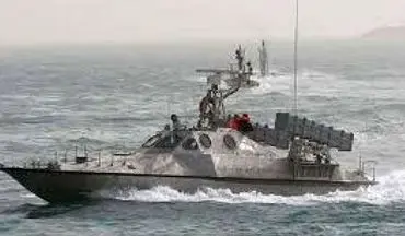 تصاویر رصد ناو آمریکایی در خلیج فارس توسط ۱۱ قایق تندروی ایرانی