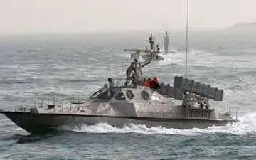 تصاویر رصد ناو آمریکایی در خلیج فارس توسط ۱۱ قایق تندروی ایرانی