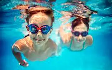 به این دلایل مهم به کودکان شنا یاد دهید!
