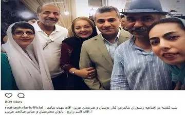 سلفی رزیتا غفاری و همسرش در کنار دو بازیگر و همسرانشان در یک رستوران (عکس)