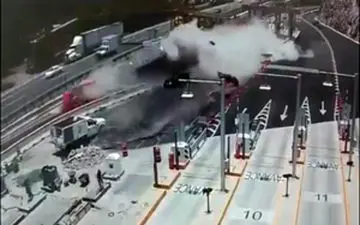 چپ کردن وحشتناک تریلی روی کارگران + فیلم