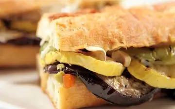 طرز تهیه ساندویچ مرغ و بادمجان با سس چیلی؛ انتخابی خوش‌طعم برای پیک‌نیک و دورهمی‌ها