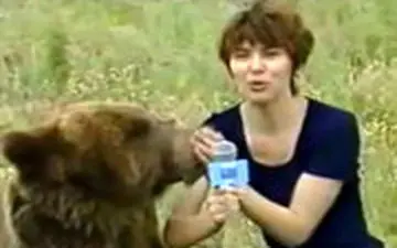  لحظه وحشتناک حمله ناگهانی خرس به خبرنگار زن