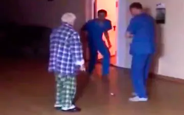 رفتار ناجوانمردانه پرستاران بیمارستان روانی با بیمار سالخورده+فیلم