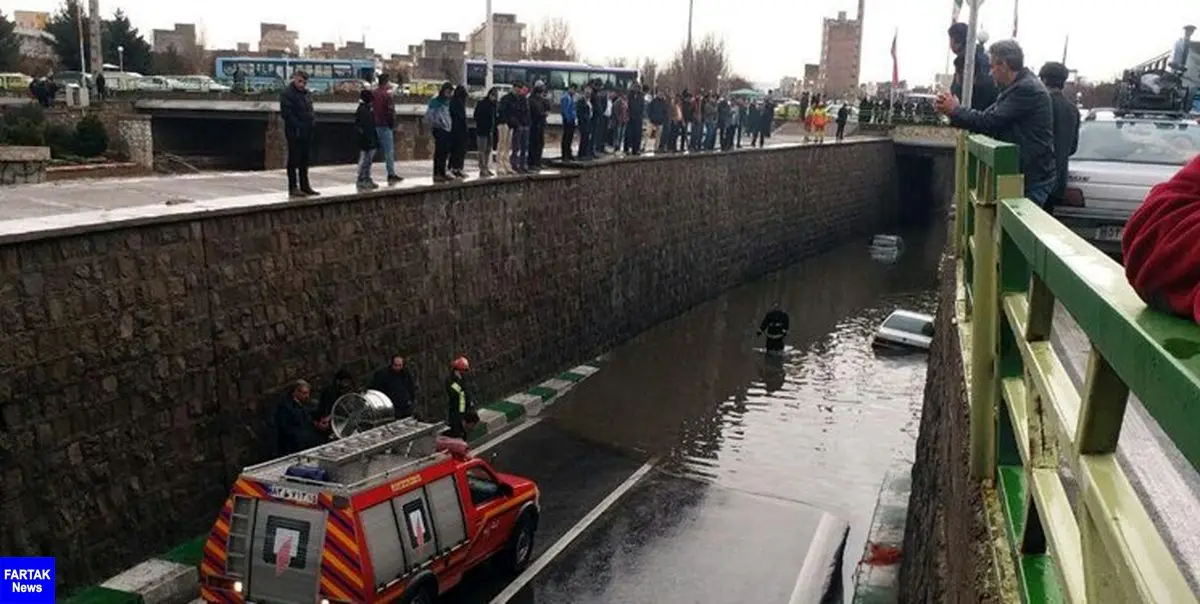 گیر کردن 9 دستگاه خودرو سواری در آبگرفتگی زیرگذر منجم و نجات 12 سرنشین توسط آتش نشانان