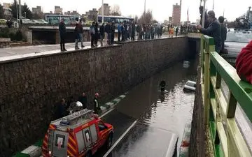 گیر کردن 9 دستگاه خودرو سواری در آبگرفتگی زیرگذر منجم و نجات 12 سرنشین توسط آتش نشانان