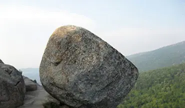 سقوط وحشتناک سنگ بزرگ از کوه و نجات معجزه‌آسای راننده خودرو + فیلم