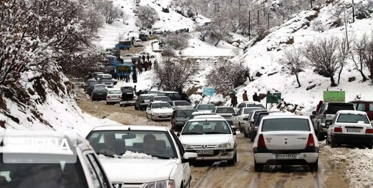 انتقال خودروهای گرفتار در برف سراوان رشت به لاین مقابل آزادراه/یک خط ‌به سمت رشت باز شد‌