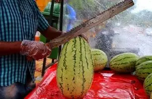 برش ماهرانه طالبی، آناناس و هندوانه؛  نمایش دیدنی فروشنده هندی