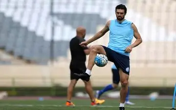 دو مهره کلیدی استقلال در نزدیکی درب خروجی