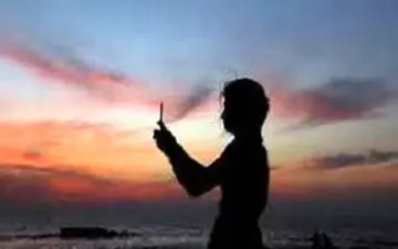 سقوط یک زن از گردنه حیران بخاطر سلفی!+ فیلم