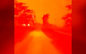 آسمان بخشی از اندونزی قرمز رنگ شد!