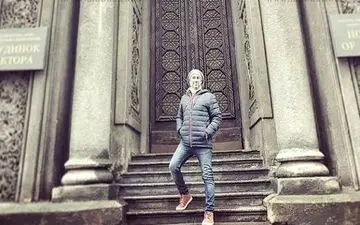 تیپ مازیار فلاحی، مقابل خانه هنرمندان کیف در اوکراین (عکس)