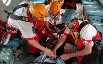 نجات بانوی 45 توسط تیم امدادهوایی هلال احمر استان کرمان در کوه‌های رابر