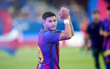 قلم قرمز فلیک روی خرید جدید بارسلونا