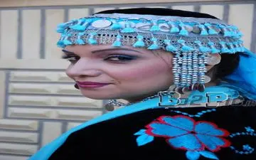 پوشش و گریم جالب الهام پاوه نژاد در برنامه رادیویی (عکس)