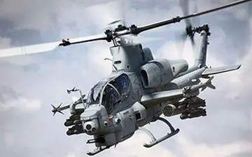 وقتی دریای پرتلاطم شرایط را برای فرود بالگرد روی ناو جنگی خطرناک می‌کند +فیلم