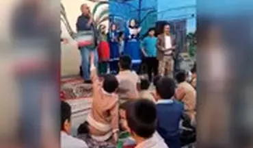  آواز خوانی پرویز پرستویی در مدرسه افغانستانی‌ها