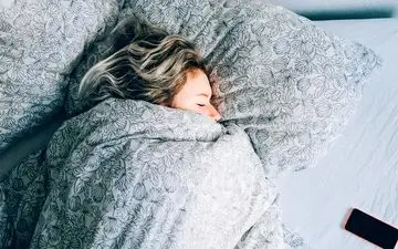 10 اشتباه رایج هنگام خواب که باعث پیری زودرس پوست و مو می‌شود!
