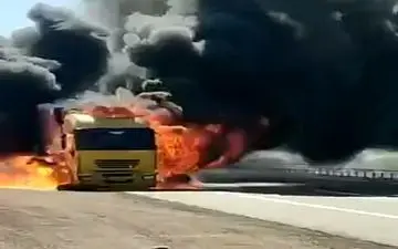 لحظه انفجار کامیون حامل تجهیزات نظامی ارتش امریکا در عراق