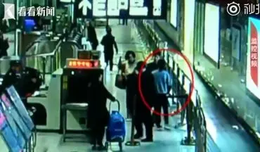 لحظه سیلی زدن مسافر به کارمند مترو در چین!