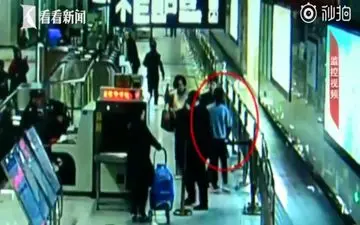 لحظه سیلی زدن مسافر به کارمند مترو در چین!
