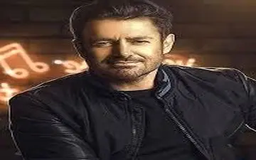 قیافه جدی محمدرضا گلزار در کنسرتش