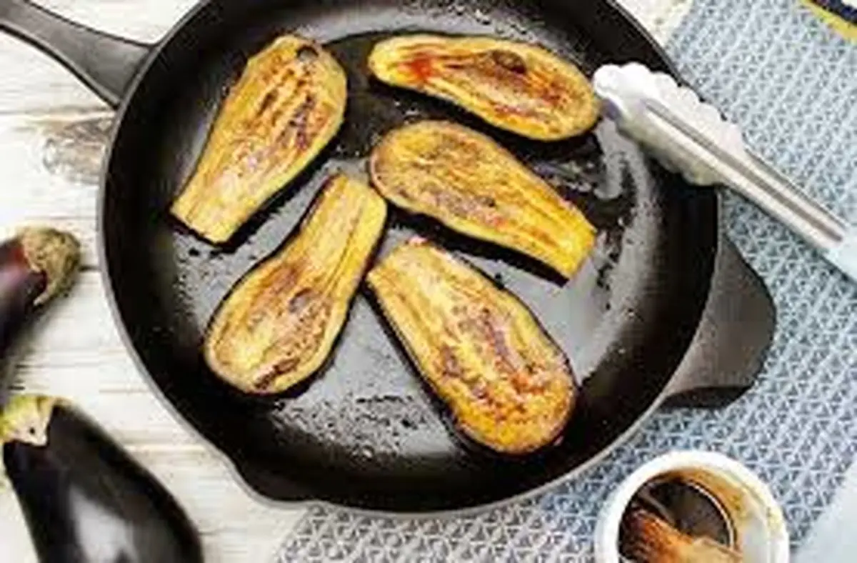 سرخ کردن بادمجان  با این روش ها تا روغن کمتری ببرد!