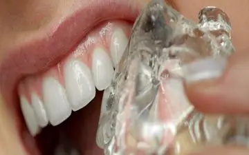 جویدن یخ را به این دلیل ترک کنید| تاثیرات جویدن یخ بر روی دندان‌ها



