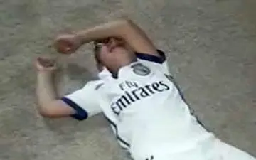 واکنش احساسی یک پسربچه اهوازی پس از باخت ایران مقابل اسپانیا + فیلم 