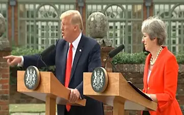 اقدام نامتعارف ترامپ با یک خبرنگار + فیلم