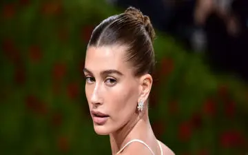 میکاپ پاییزی به سبک هیلی بیبر: راز درخشندگی و طبیعی بودن