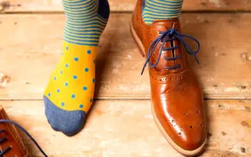 کفشت تنگه؟ با این ۷ روش ساده توی خونه گشادش کن!