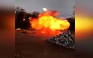 آزمایش خطرناک چند جوان که به وقوع انفجاری مهیب منجر شد + فیلم 