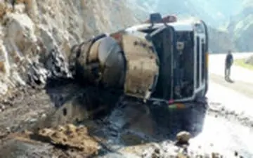 سرقت خطرناک سوخت از تانکر واژگون شده در زاهدان