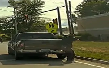 لحظه کشته شدن سارق مسلح توسط پلیس + فیلم