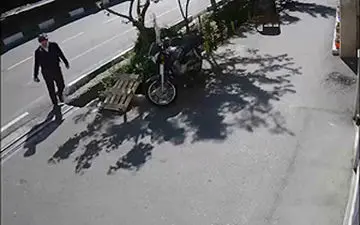 لحظه سرقت تلفن همراه در خیابان کریمخان تهران