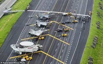 فرود جنگنده‌های نظامی در تایوان در بزرگراه