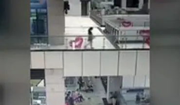  لحظه شکستن دیواره شیشه‌ای آکواریوم بزرگ یک مرکز خرید در چین
