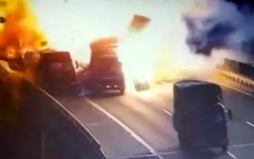 انفجار دو کامیون پس از تصادف در اتوبان + فیلم