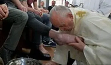  پاپ پای زندانی‌ها را شست و بوسید!