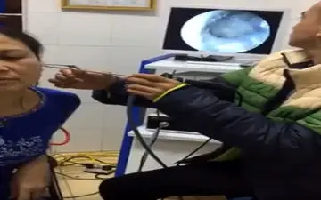 بیرون کشیدن پروانه از گوش زن ویتنامی! +فیلم