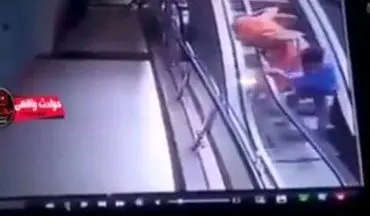 لحظه هولناک سقوط کودک از آغوش مادرش روی پله برقی
