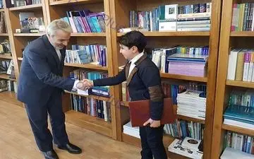 عکس/ پسر نابغه 10 ساله‌ که مشاور نوبخت شد!