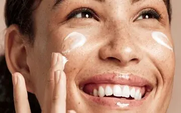 چگونه پوست شل و افتاده را سفت کنیم؟ از درمان‌های خانگی تا روش‌های کلینیکی