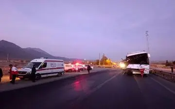 تصادف  وحشتناک در جاده سرچم؛ ۱۹ مصدوم و فوتی در اثر برخورد اتوبوس مسافربری و کامیون