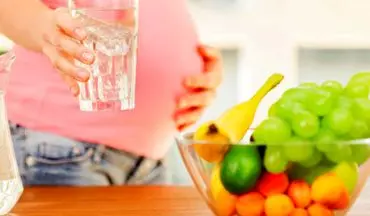 در دوران بارداری چقدر آب باید بخوریم؟ | چرا نوشیدن آب در دوران بارداری ضروری است؟